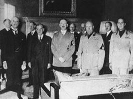 Daladier, Chamberlain, Hitler, Mussolini e Ciano ritratti alla Conferenza di Monaco (Museo di Storia della Fotografia Fratelli Alinari - collezione Favrod, Firenze)