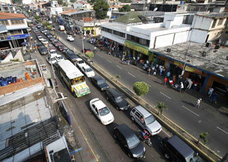 Veicoli in coda al confinte tra Colombia e Venezuela (Foto AP)