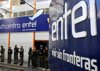 La polizia boliviana davanti alla sede di Entel, controllata da Telecom (Foto Afp)