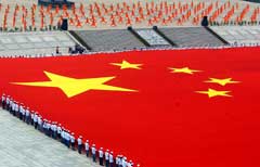 bandiera cinese in piazza a Yanhuaang Zhengzhou/Infophoto