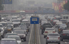 Una strada di Pechino immersa nello smog in una foto di questa mattina (Ansa)