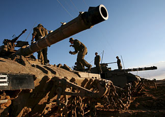 Soldati israeliani a bordo dei carri armati lungo la Striscia di Gaza (Epa/Jim Hollander)