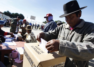 Le votazioni in corso nella periferia di La Paz, Bolivia (Reuters)