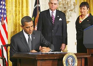 Obama mentre firma il decreto antinquinamento - AP fotoio