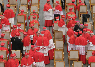 Cardinali in piazza San Pietro (Contrasto)