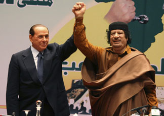 Silvio Berlusconi e Muammar Gheddafi (REUTERS/Stringer)