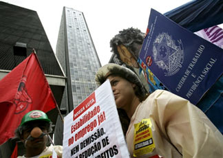 San Paolo, protesta degli operai metallurgici, la crisi economica ha messo a rischio i loro posti di lavoro. 12 feb 2009 AFP