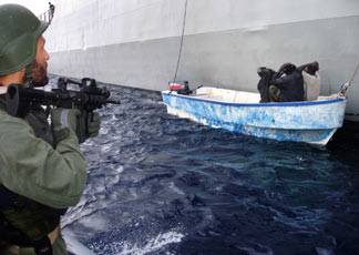 Le guardie armate ultima difesa contro i pirati (AP Photo/ Greek Navy, HO)