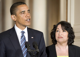 Barack Obama e Sonia Sotomayor alla Casa Bianca (Epa)