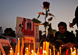 Candele accese a Dubai in memoria di Neda Agha Soltan, la ragazza iraniana uccisa sabato a Teheran (AP Photo/Kamran Jebreili)