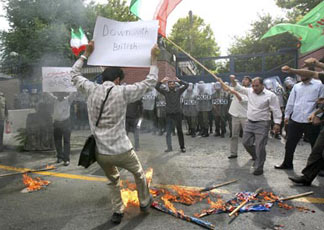 Manifestazioni di fronte all'Ambasciata britannica a Teheran (Javad Moghimi/AP)