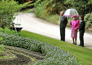 La Regina d'Inghilterra Elisabetta II (al centro) con il principe Filippo (a sinistra) e Claire Midgley, addetta alla gestione del giardino di Buckingham Palace (AP Photo/John Stillwell)