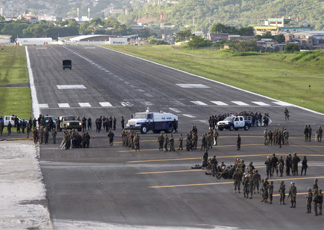Polizia e forze armate presidiano la pista dell'aeroporto di Toncontin a Tegucigalpa, Honduras (Reuters)