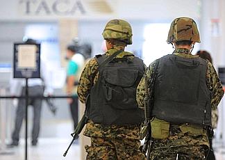 L'aeroporto di Toncontin in Tegucigalpa - Honduras, presidiato dai militari - Afp photo