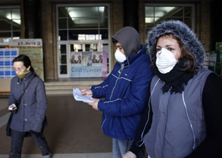 Buenos Aires - Persone indossano mascherine per proteggersi dall'influenza suina (REUTERS)