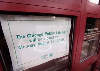 L'ingresso di una libreria pubblica di Chicago con l'avviso di chiusura (Afp)