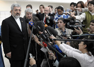 L'ambasciatore iraniano Ali Asghar Soltanieh durante la conferenza stampa a margine dell'incontro avvenuto con i funzionari Aiea a Vienna (AP Photo/Hans Punz)