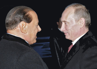 Silvio Berlusconi accolto da Vladimir Putin all'aeroporto Pulkovo di San Pietroburgo (Reuters)