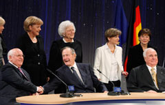 Angela Merkel, Mikhail Gorbachev, George Bush ed Helmut Kohl alla Konrad-Adenauer foundation, durante la cerimonia per il 20esimo anniversario della caduta del Muro di Berlino (Reuters)