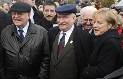 Mikhail Gorbachev, Lech Walesa, Angela Merkel (Foto Afp) 