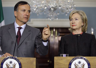Hillary Clinton e Franco Frattini (Ap)