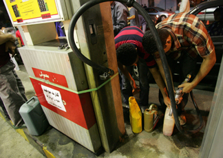 Un distributore di benzina nei pressi di Teheran (foto AFP)