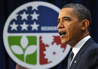 Il Presidente americano Barack Obama parla in occasione del primo anniversario della firma del Recovery Act (AFP)