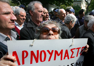 La Grecia lancia bond decennale tra le proteste sociali 