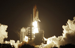 Decolla lo Shuttle Discovery per una missione al femminile (foto Ap/Lapresse)