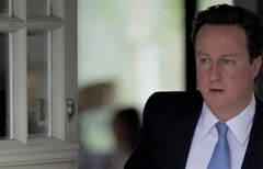 David Cameron esce dalla propria abitazione la mattina dell'8 maggio (Afp)