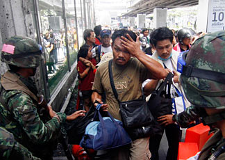 Coprifuoco a Bangkok. Nove morti nel tempio delle camicie rosse (AP Photo)