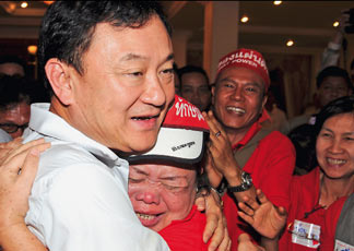 Thaksin il miliardario che gestisce la rivolta