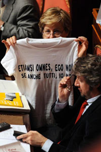La senatrice del Pd, Marina Magistrelli, mostra una maglietta nell'Aula del Senato (Ansa)