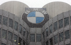 La sede Bmw di Monaco di Baviera sotto una fitta nevicata (Epa)