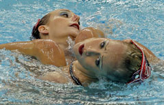 Christina Jones e Andrea Nott, coppia statunitense del nuoto sincronizzato (Ap)
