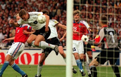 Oliver Bierhoff segna il primo dei due gol che portano la Germania alla vittoria dell'Europeo 1996 sulla Repubblica Ceca (Foto Afp)