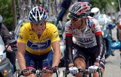 Filippo Simeoni parla con Lance Armstrong (ANSA)
