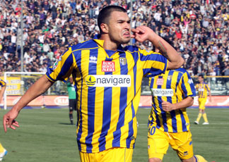 Il bulgaro Valerj Bojinov esulta per il gol dell'1-0 per il Parma durante la partita di serie A Parma-Siena (Ansa)