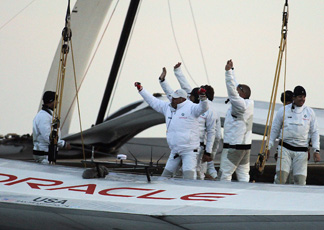 L'equipaggio di Bmw-Oracle, festeggia la vittoria nella 33esima America's Cup (Afp)