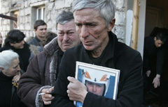 David Kumaritashvili stringe al petto la foto del figlio Nodar nel corso dei funerali (Ap/Lapresse)