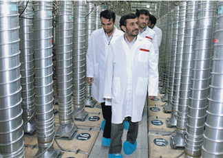Il presidente Ahmadinejad in vista alle centrifughe per l'arricchimento di uranio dell'impianto di Natanz