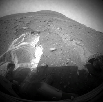I segni lasciati dalle ruote di Spirit sul suolo di Marte in una foto dello scorso maggio (foto Nasa)