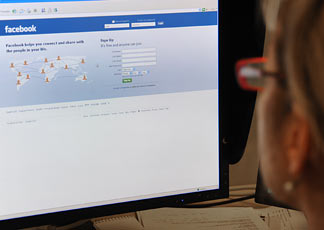 Facebook apre una sede in India (Afp)