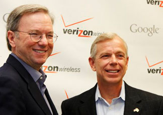Google all'attacco: il tablet anti iPad. Nella foto Eric Schmidt, presidente e ad di Google, e Lowell McAdam, presidente e ad di Verizon Wireless (AP)