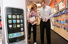 Un pannello pubblicitario dell iPhone 3G in un negozio di telefonia (AP Photo/Paul Sakuma)