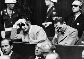 Processo di Norimberga: Rudolf Hess (a destra), sofferente, si tiene il capo fra le mani durante la seduta del 30 settembre 1946. Alla sua sinistra Hermann Goering (Foto AP)