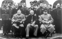 Il Primo Ministro britannico Winston Churchill, il Presidente degli Stati Uniti Franklin D. Roosevelt e il Premier sovietico Josef Stalin (Foto AP)