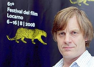 Il regista britannico Julian Jarrold posa prima della proiezione del suo film 'Brideshead Revisited' alla 61ma edizione del Festival di Locarno
