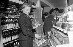 Apertura di uno dei primi supermercati a Milano nel 1957 (Archivio Toscani/Gestione Archivi Alinari, Firenze)