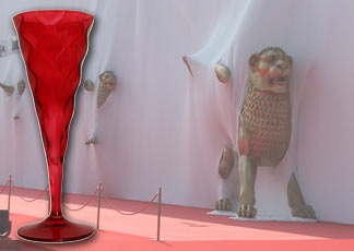 Il calice di cristallo rosso, a richiamare il red carpet, disegnato dalla RCR di Colle Val d’Elsa per la cena di gala che il 2 settembre apre la 66ma Mostra del Cinema di Venezia